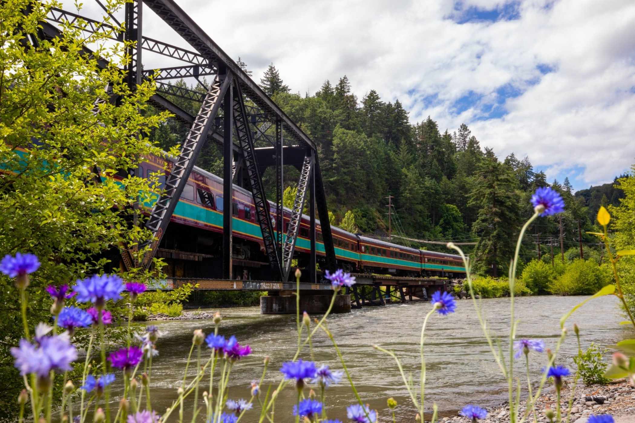 Scenic Train Rides in Hood River | The Fruit Company Tours